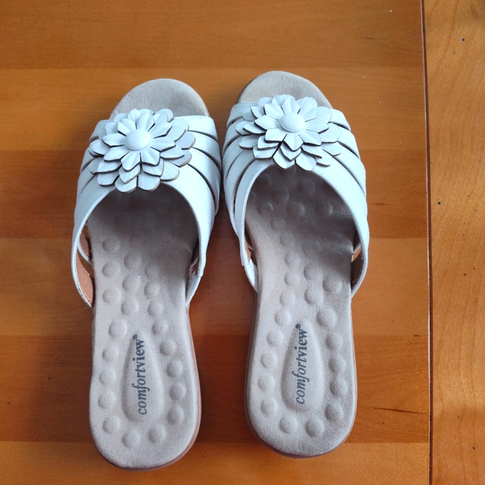 comfortview White Floral Slip-On Sandals 8 W